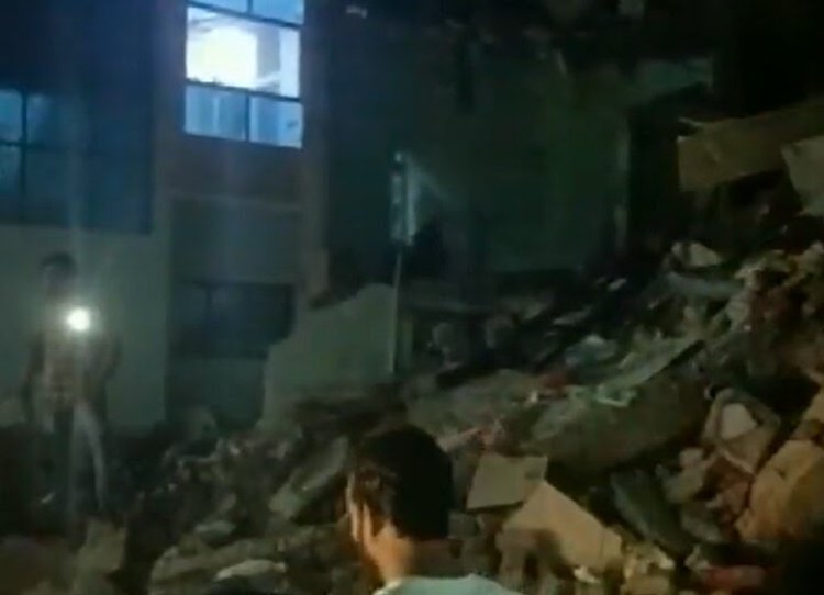 बड़ा हादसा: तीन मंजिला इमारत ढही, मलबे में कई लोगों के दबे होने की आशंका