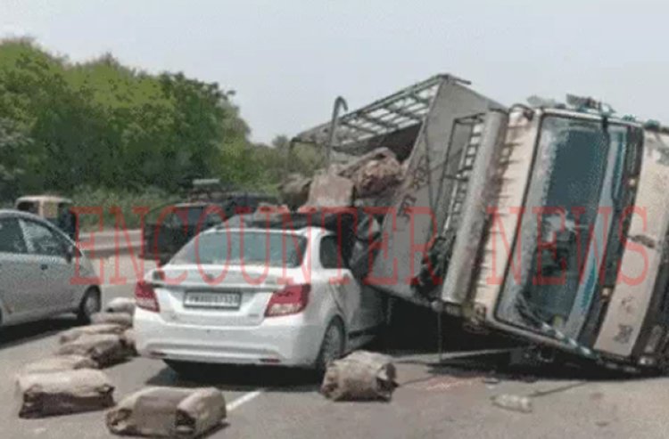 जालंधरः होटल कबाना के सामने कार पर पलटा ट्रक, लगा लंबा जाम, देखें वीडियो