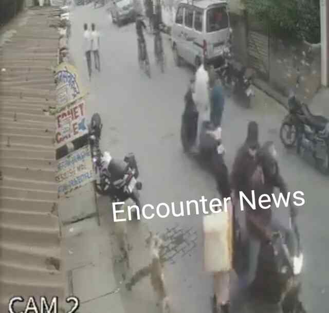 दिनदहाड़े लुटेरों ने महिला से चेन छीनने का किया प्रयास, देखें CCTV