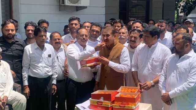 बद्दी: कनार्टक में कांग्रेस की जीत पर बांटे लड्डू,जमकर मनाया जशन