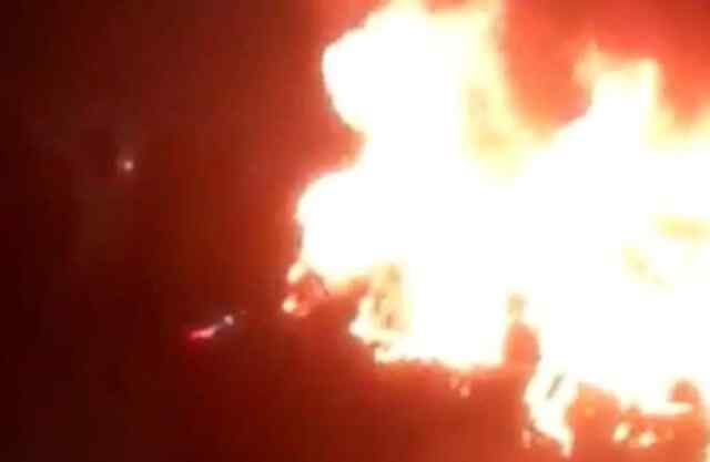 चलती गाड़ी में लगी भीषण आग, मची अफरातफरी