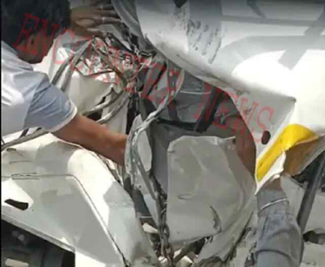 पंजाबः तेल टैंकर और ट्रक की भयानक टक्कर में केबिन में फंसा रहा ड्राइवर, देखें वीडियो