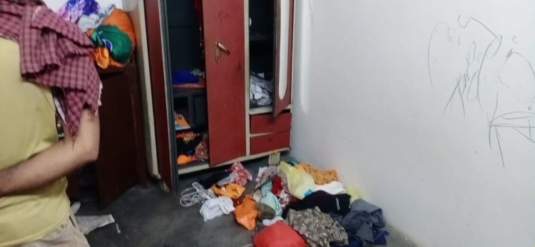 घर के ताले तोड़ चोरों ने की लाखों की चोरी