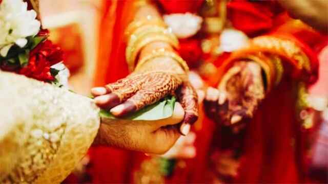 दो सगी बहनों से दूल्हे ने रचाई शादी, रखी थी ये अनूठी शर्त