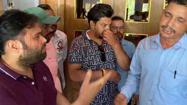 JALANDHAR: MOTI MAHAL DELUX में स्टाफ द्वारा नाबालिग को बाथरूम में बंद करने पर हुआ हंगामा, देखें Live