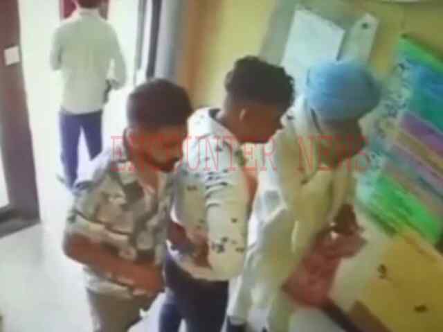 पंजाबः PNB BANK के ATM में बुजुर्ग का कार्ड बदलकर नौसरबाजों निकाले 80 हजार रुपए, देखें CCTV