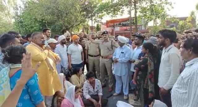 पंजाब : बेटे की लाश सड़क पर रख परिजनों ने किया प्रदर्शन, देखें वीडियो