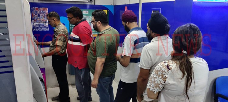 जालंधरः एक बार फिर नोट जमा करवाने में लगी होड़, लाइनों में लगे लोग, देखें वीडियो