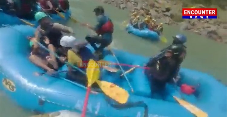 राफ्टिंग के दौरान जमकर हुई मारपीट, बीच नदी एक-दूसरे पर बरसाए चप्पू, देखें वीडियो