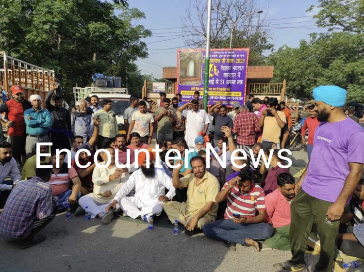 जालंधर : मकसूदां सब्जी मंडी में सब्जी विक्रेताओं ने मेन गेट बंद कर लगाया धरना, देखें वीडियो