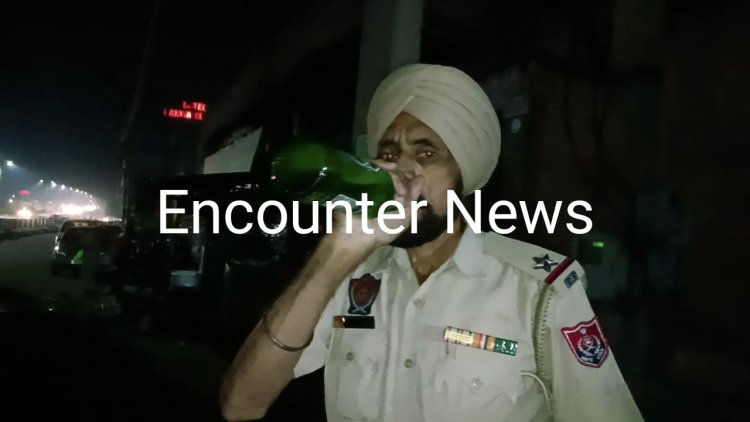 जालंधर : बीच सड़क बीयर पीने लगा पुलिसकर्मी, रोका तो दिखाया वर्दी का रौब, देखें वीडियो