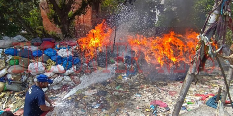 जालंधरः वाल्मीकि चौक के पास कपड़ों को आग लगने से मचा हड़कंप, देखें Live