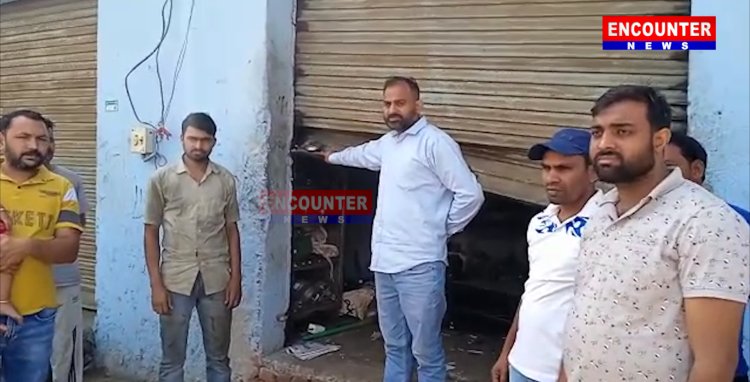 जालंधरः स्क्रैप की दुकान से लाखों का सामान लेकर चोर हुए फरार, देखें वीडियो