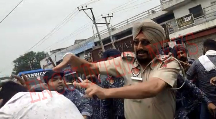 जालंधरः धरना दे रहे छात्र नेताओं की पुलिस ने की पिटाई, देखें वीडियो