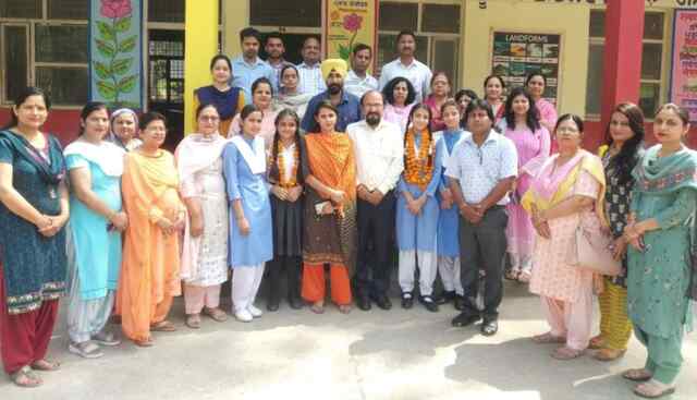 ਪੰਜਾਬ : ਤਲਵਾੜਾ ਦੇ ਸਰਕਾਰੀ ਸਕੂਲ ਦੀਆਂ 2 ਵਿਦਿਆਰਥਣਾਂ ਨੇ ਮੈਰਿਟ ਪੁਜੀਸ਼ਨਾਂ ਹਾਸਿਲ ਕੀਤੀਆਂ