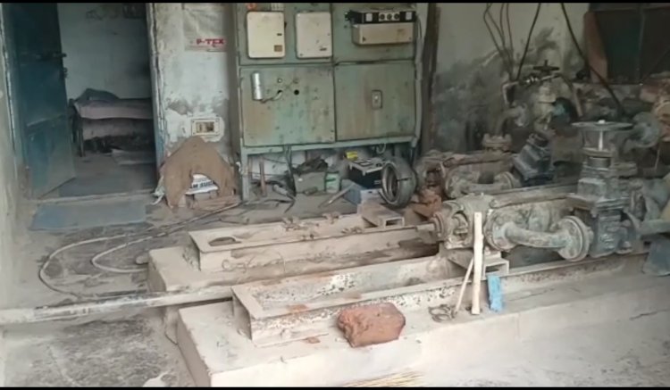 सरकारी ट्यूबवेल से दो मोटरे व खम्बो से तार हुई चोरी