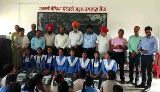 ਹੋਸ਼ਿਆਰਪੂਰ: ਸਰਬੱਤ ਦਾ ਭਲਾ ਚੈਰੀਟੇਬਲ ਟਰੱਸਟ ਨੇ ਸਕੂਲ ‘ਚ ਵੰਢਿਆ ਸਮਾਨ, ਦੇਖੋਂ ਵੀਡਿਓ