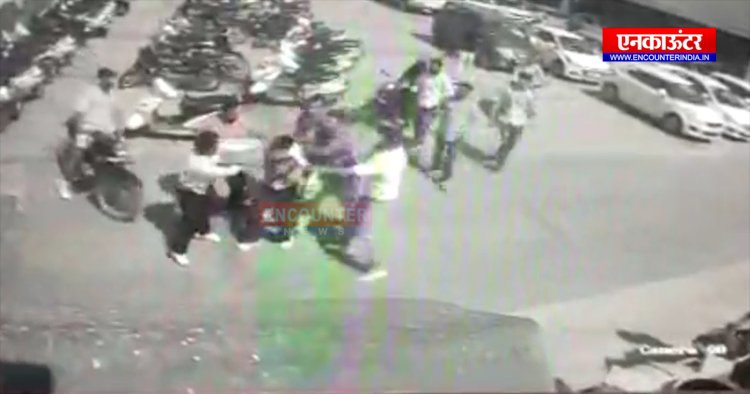 जालंधरः फिल्म देखने आए युवकों पर तेजधार हथियार से व्यक्तियों ने किया हमला, देखें  CCTV