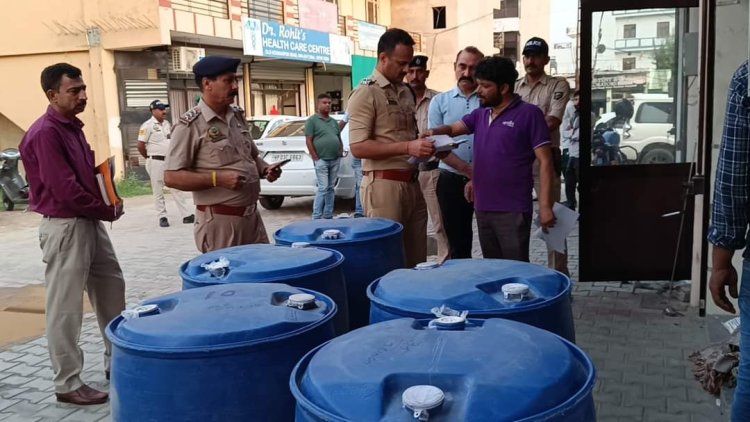 नकली शराब मामला: पुलिस ने ट्रांसपोर्ट गोदाम से पकड़े स्पिरिट के दस ड्रम