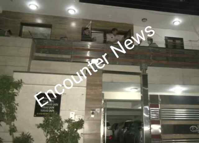 फ्लैट से महिला और बेटी की मिली लाश