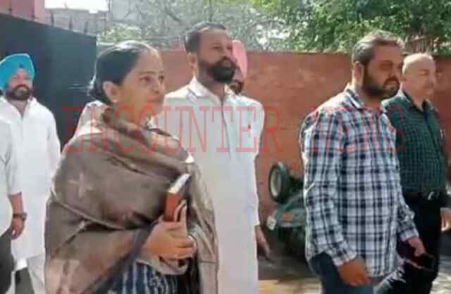 पंजाबः पार्षदों के साथ विजीलैंस दफ्तर पहुंचीं मेयर नीतिका भल्ला