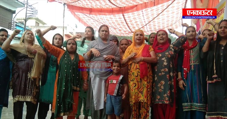 ਪੰਜਾਬ : ਪਠਾਨਕੋਟ ਦੇ ਸਰਕਾਰੀ ਸਕੂਲ ਦਾ ਮੁੱਦਾ ਭੱਖਿਆ, ਲੋਕਾਂ ਵਲੋਂ ਪ੍ਰਦਰਸ਼ਨ ਜਾਰੀ, ਦੇਖੋ ਵੀਡਿਓ