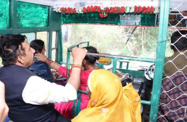 उपमुख्यमंत्री मुकेश अग्निहोत्री ने बस में यात्रा कर जानी लोगों की समस्याएं