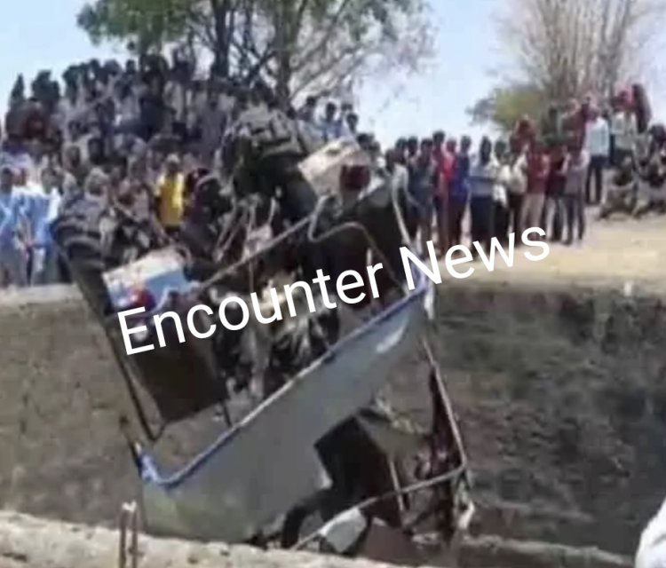 कुएं में ट्रैक्टर गिरा, चालक की मौके पर मौत