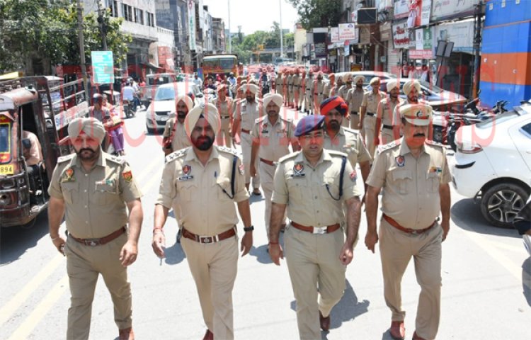 जालंधरः पुलिस ने निकाल फ्लैग मार्च, जगह-जगह की चैकिंग, लोगों से की ये अपील, देखें वीडियो