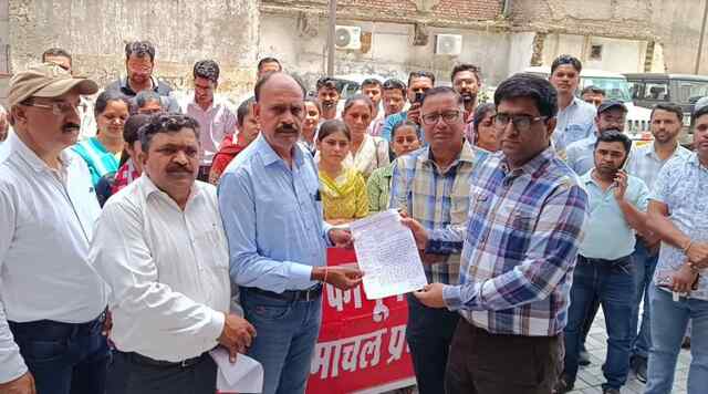 महिला पटवारी के साथ हुई बदसलूकी के खिलाफ राजस्व,कानूनगो संघ का रोष प्रदर्शन, सौंपा ज्ञापन