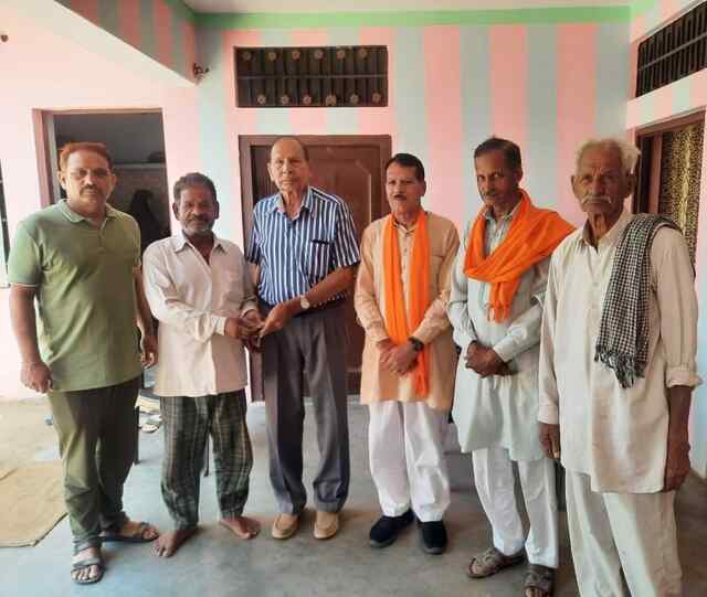 कर्नल तरसेम जसवाल ने जरूरतमंद परिवारों को दी आर्थिक सहायता