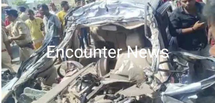 ट्रक और कार की भीषण टक्कर में 5 की मौत