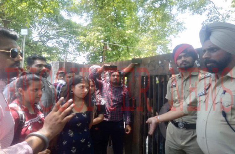 जालंधरः कांग्रेस विधायक ने स्टूटेंस के साथ डीसी ऑफिस के बाहर लगाया धरना, गरमाया माहौल