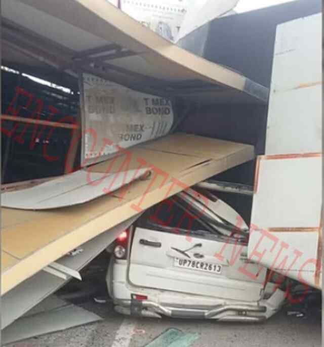 आंधी से स्टेडियम का गिरा बोर्ड, गाड़ी सहित मलबे में दबे लोग