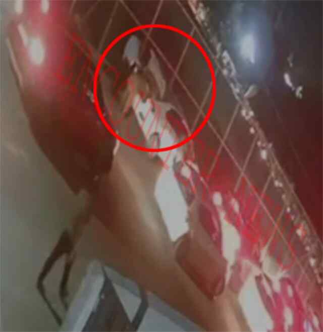 पंजाबः गाड़ी से साढ़े 11 लाख रुपए लूटकर बाइक सवार लुटेरे हुए फरार, देखें CCTV