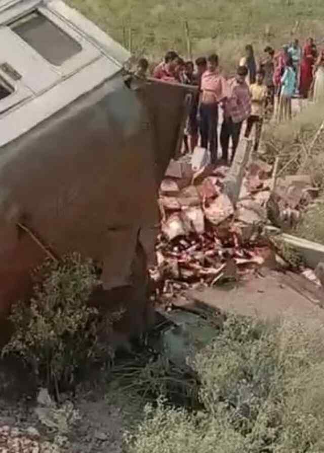 इस हाईवे पर गिरा बीयर‌ से भरा ट्रक, फंसे रहे ड्राइवर और कंडक्टर, लोग लूटने में हुए मस्त, देखें वीडियो