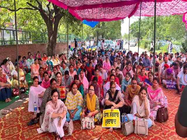 पंजाबः DGSE ऑफिस के बाहर शिक्षा विभाग के कर्मचारियों का सरकार के खिलाफ प्रदर्शन