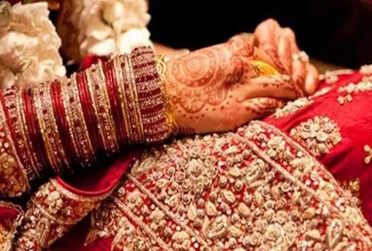 शादी के 10 दिन बाद दुल्हन ने बच्चे को दिया जन्म…