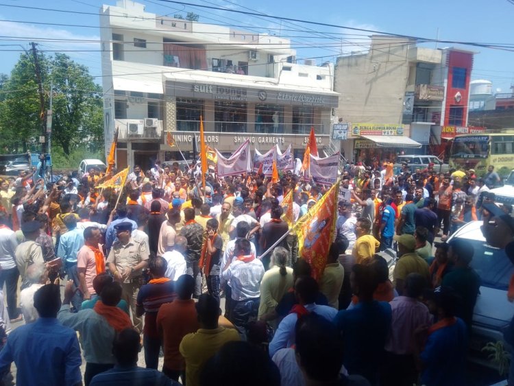 मुस्लिम डॉक्टर द्वारा भगवान भोले शंकर पर आपत्तिजनक टिप्पणी किए जाने को लेकर हिंदू संगठनों में रोष: एसपी को सौंपा ज्ञापन