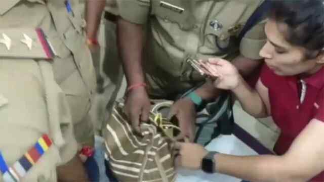 SHO और SI ने चैकिंग दौरान व्यापारी से लूटी 50 किलो चांदी, देखें वीडियो