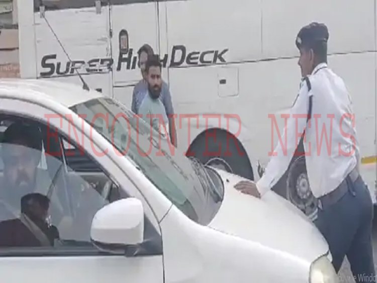 पंजाबः टैक्सी चालक ने की ट्रैफिक पुलिसकर्मी पर कार चढ़ाने की कोशिश, देखें वीडियो