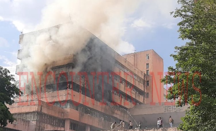 भवन की 3 मंजिलों में लगी भीषण आग, महत्वपूर्ण दस्तावेज जलकर हुए खाक, देखें वीडियो