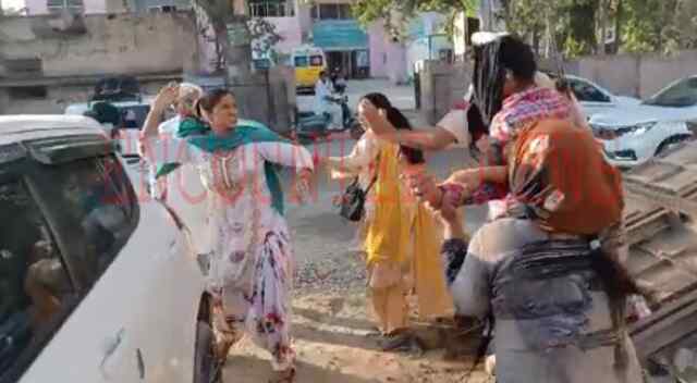 जालंधरः पुलिस के सामने थाने के बाहर दो पक्ष भिड़े, जमकर हुई हाथापाई, देखें वीडियो