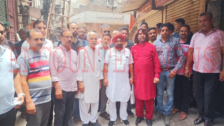 जालंधरः सुनियारा बाजार में लोगों में रोष, दुकानें की बंद कर सरकार के खिलाफ की नारेबाजी, देखें Live