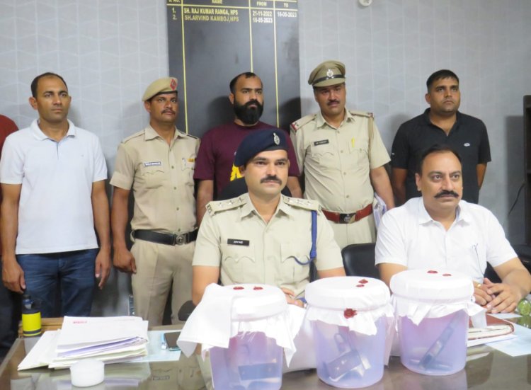 पंजाबः लॉरेंस बिश्नोई गैग का गुर्गा किया गिरफ्तार, 3 पिस्टल, 2 जिन्दा रौंद बरामद, देखें वीडियो