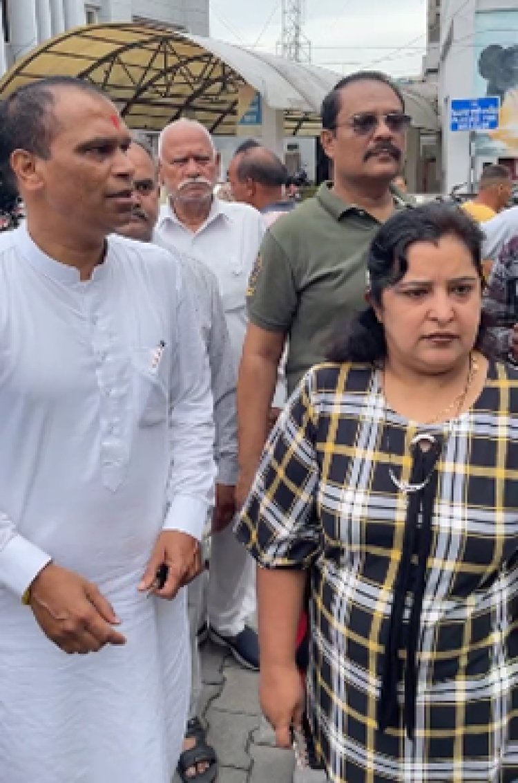 जालंधरः निगम दफ्तर के बाहर बाल्टियां लेकर पहुंचे लोग, भारी हंगामा, देखें Live