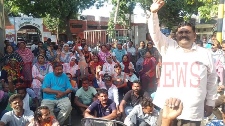 पंजाबः निगम गेट के बाहर सफाई कर्मियों का प्रदर्शन, लगाया धरना
