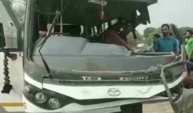 बड़ा हादसा : यात्रियों से भरी तेज रफ्तार बस पुल से टकराई, 26 घायल, देखें वीडियो