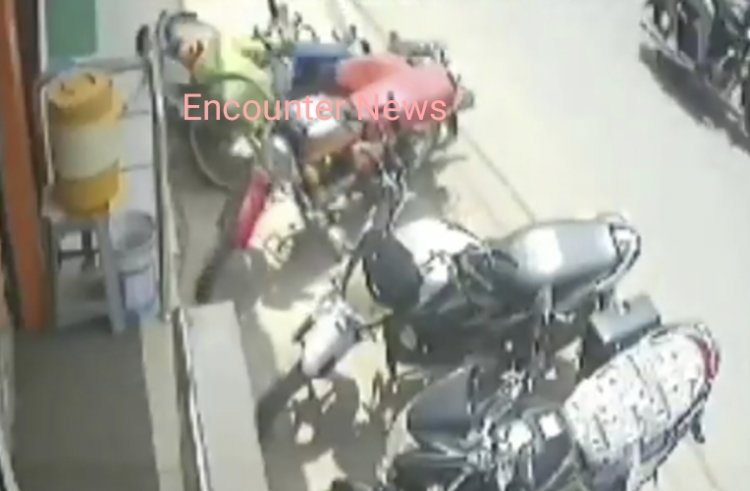 चलती बाइक पर युवक की रुक गईं सांसें, हुई मौत, देखें CCTV चलती बाइक पर युवक की रुक गईं सांसें, हुई मौत, देखें CCTV