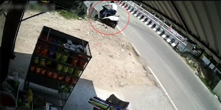 पंजाब : पुल पार करते समय बेईं में गिर स्कूटी चालक, देखें वीडियो